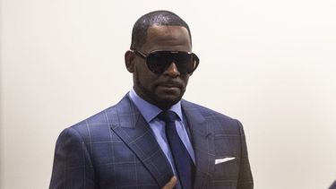 &nbsp;El m&uacute;sico R. Kelly llega al Daley Center para una audici&oacute;n el mi&eacute;rcoles 6 de marzo de 2019, en Chicago. Ashlee Rezin/Chicago Sun-Times via AP, archivo)