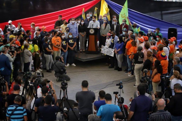 El presidente encargado de Venezuela Juan Guaidó declara sobre el Acuerdo de Salvación Nacional a la prensa en Caracas.
