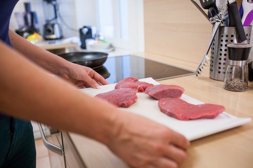 La carne vacuna debe ser rojiza, pero no rojo oscuro.&nbsp;