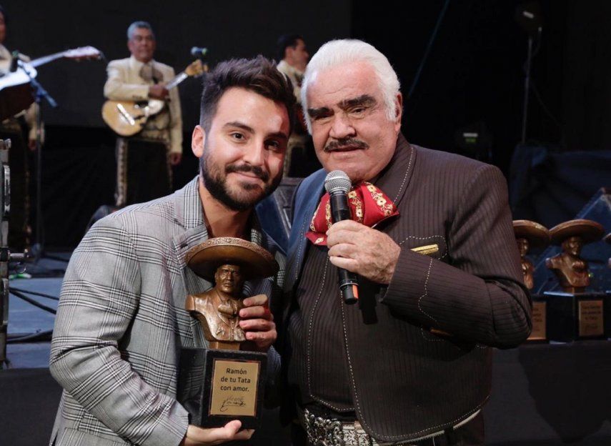 Ramón Fernández junto a su querido abuelo Vicente Fernández, una gloria de la música mexicana.&nbsp;