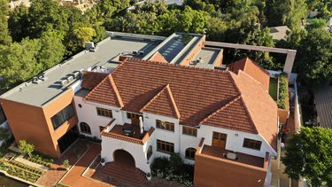 Esta vista aérea muestra el hotel Sanctuary Mandela en Johannesburgo el 22 de noviembre de 2021. Escondida en una calle tranquila en un rico suburbio de Johannesburgo, la antigua casa de Nelson Mandela es ahora un hotel boutique.