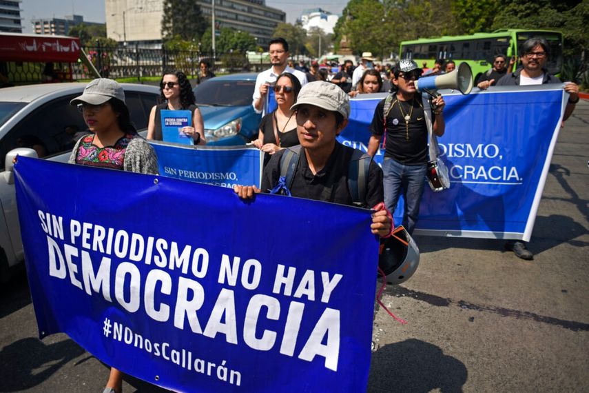 Periodistas protestan frente a la Corte Suprema en Ciudad de Guatemala.