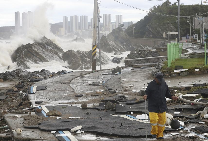 Una carretera dañada se ve mientras las olas golpean la costa en Ulsan, Corea del Sur, el martes 6 de septiembre de 2022. El tifón más poderoso que golpea Corea del Sur en décadas castigó su región sureña el martes, donde dejó casi un metro (3 pies) de lluvia.&nbsp;