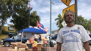 Miguel Saavedra, presidente de Vigilia Mambisa, una de las organizaciones en el exilio que lideran la colecta para los cubanos varados en Mexico.&nbsp;