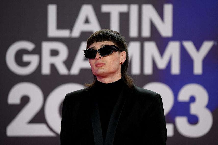 El músico mexicano Peso Pluma llega a la 24ª ceremonia de los Premios Latin Grammy en el Palacio de Exposiciones y Congresos (Fibes) de Sevilla el 16 de noviembre de 2023.&nbsp; &nbsp; &nbsp;