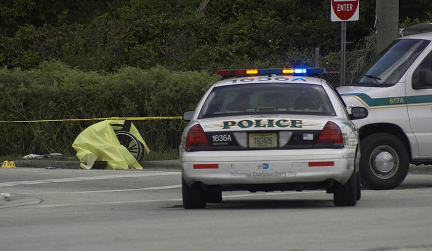 La policía declaró que el fallecido era un hombre mayor al que habían visto por el área pidiendo limosnas en su silla de ruedas. (Foto: Frank Díaz Donikián)