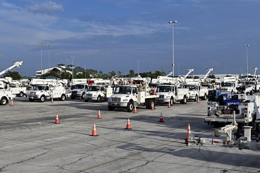 Camiones de servicios públicos estacionados en un centro de concentración de CenterPoint Energy en el hipódromo de Houston, en Houston, el miércoles 10 de julio de 2024. Millones de residentes se quedaron sin electricidad después de que el huracán Beryl tocara tierra. 