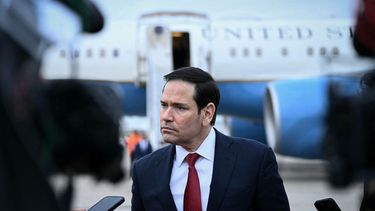 Marco Rubio, jefe de la diplomacia de EEUU tras una reunión de Ministros de Relaciones Exteriores del G7 con países socios antes de su partida en el aeropuerto de Bourget en Le Bourget, cerca de París, el 27 de marzo de 2026.