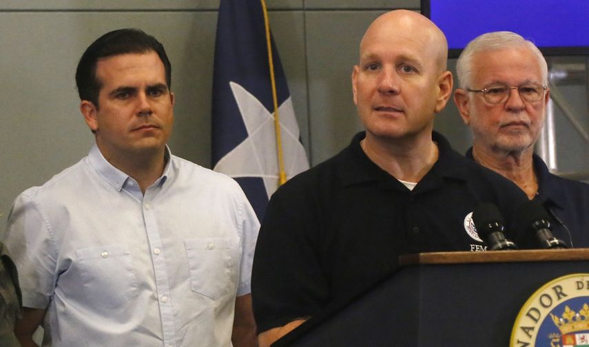 El Jefe de la Agencia Federal para el Manejo de Emergencias (FEMA) Región II, John Raven (c-d) habla junto gobernador de Puerto Rico, Ricardo Rosselló (c), durante una rueda de prensa desde el Centro de Comando del Gobierno, en San Juan.&nbsp;