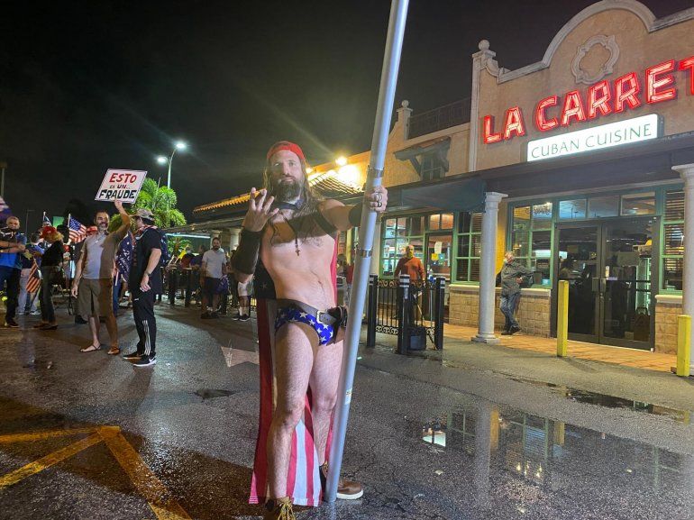 Un partidario de Trump frente al restaurante La Carreta, en Miami, este 5 de noviembre de 2020. 