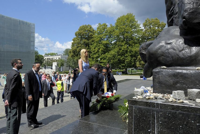 Ivanka&nbsp;Trump junto al gran rabino de&nbsp;Polonia, Michael Schudrich (2i), visita el Monumento a los Héroes del Gueto de Varsovia.