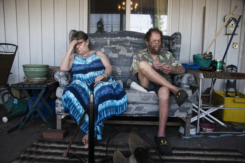 Judy y Merlyn Webber se sientan frente a su casa en Mobile Estates, en Portland, Oregon, el 26 de julio de 2022. A medida que las olas de calor provocadas por el cambio climático llegan antes, se vuelven más intensas y duran más, las personas mayores de 60 años son más vulnerables.&nbsp;