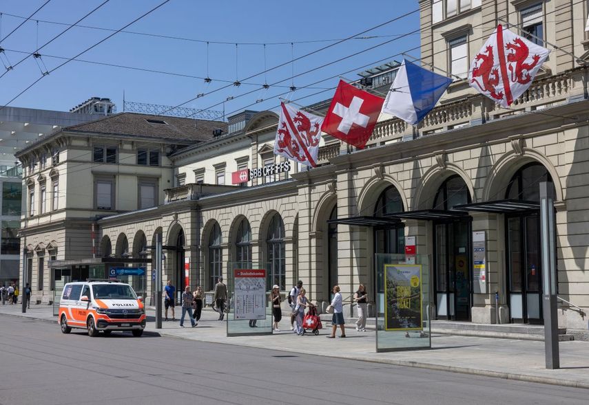 Los viajeros pasan junto a un vehículo policial estacionado frente a la estación central de trenes donde un hombre hirió a tres personas con un arma blanca en Winterthur, cerca de Zúrich, el 29 de mayo de 2026. La policía cantonal de Zúrich informó que el presunto autor del ataque, un suizo de 31 años, fue arrestado y que su móvil está siendo investigado. Las tres personas heridas en el ataque en Winterthur tenían 28, 43 y 52 años y eran todas ciudadanas suizas, según la policía.