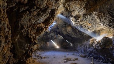 En esta imagen artística del escenario de las migas de pan, se pueden ver vehículos autónomos explorando un tubo de lava tras ser desplegados por un vehículo madre que permanece en la entrada para mantener el contacto con un orbitador o un dirigible.&nbsp;