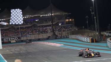 El holandés Max Verstappen al cruzar la meta en Abu Dabi