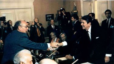 El líder soviético Mikhail Gorbachev le da la mano al presidente de EEUU Ronald Reagan en la conferencia de Ginebra en noviembre de 1985. La invasión de Ucrania hace recordar a muchos los tiempos de la Guerra Fría.&nbsp;