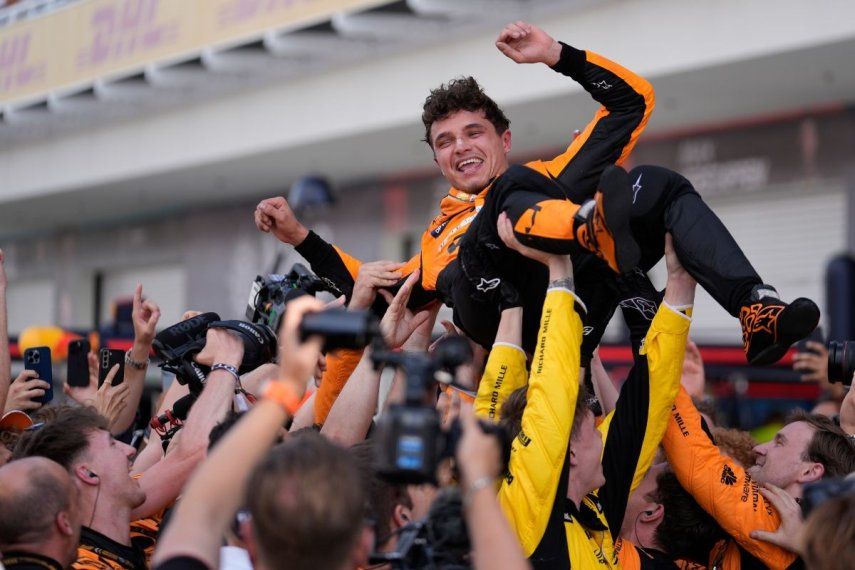 El piloto británico de McLaren, Lando Norris, es elevado por los aires luego de ganar el Gran Premio de la Formula 1 en Miami, el domingo 5 de mayo de 2024, en Miami Gardens, Florida.