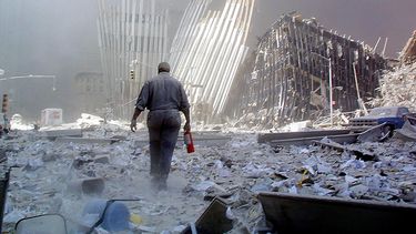 Un hombre camina en la soledad de las ruinas de la Torres Gemelas. Nueva York, 2001.