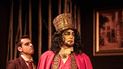 Escena de la obra Drácula, una adaptación de Roberto Antínoo que dirige Juan Roca, en Havanafama. Escena de la obra Drácula, una adaptación de Roberto Antínoo que dirige Juan Roca, en Havanafama.