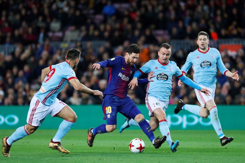 Lionel Messi (centro) con el balón ante los jugadores del Celta de Vigo durante el partido de vuelta de los octavos de final de la Copa del Rey.&nbsp;
