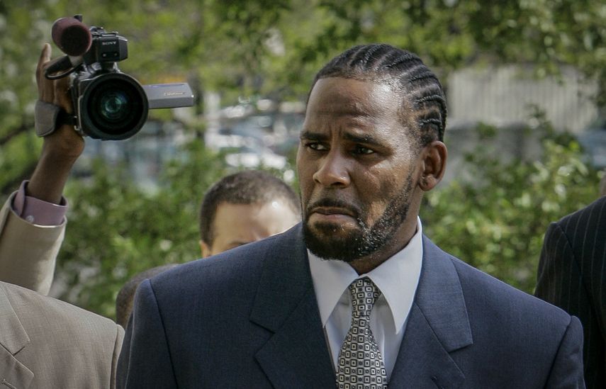 En esta foto del 9 de mayo de 2008, R. Kelly llega a un tribunal en Chicago para el primer día de selección del jurado para su juicio por pornografía infantil.&nbsp;