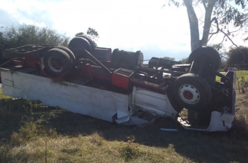 vista de uno de los camiones implicados en el accidente ocurrido este 3 de abril en la carretera central de Cuba con saldo de 31 heridos.
