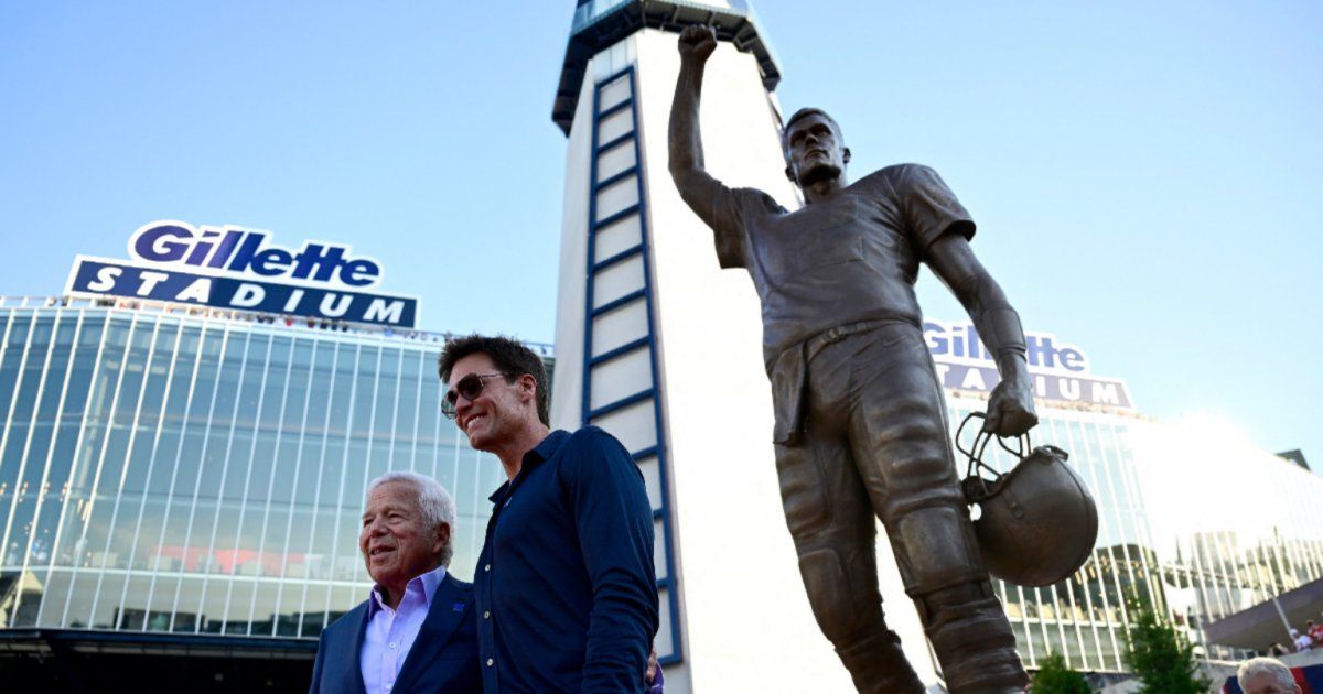 Tom Brady recibe una estatua de seis toneladas y 17 pies en honor a su legado con los New England Patriots