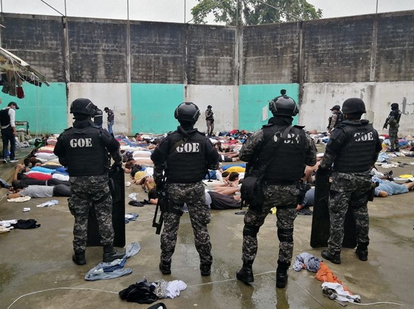 Foto divulgada por la Policía ecuatoriana de un operativo policial en la prisión de Bellavista en Santo Domingo de los Colorados, Ecuador, el 11 de mayo de 2022.