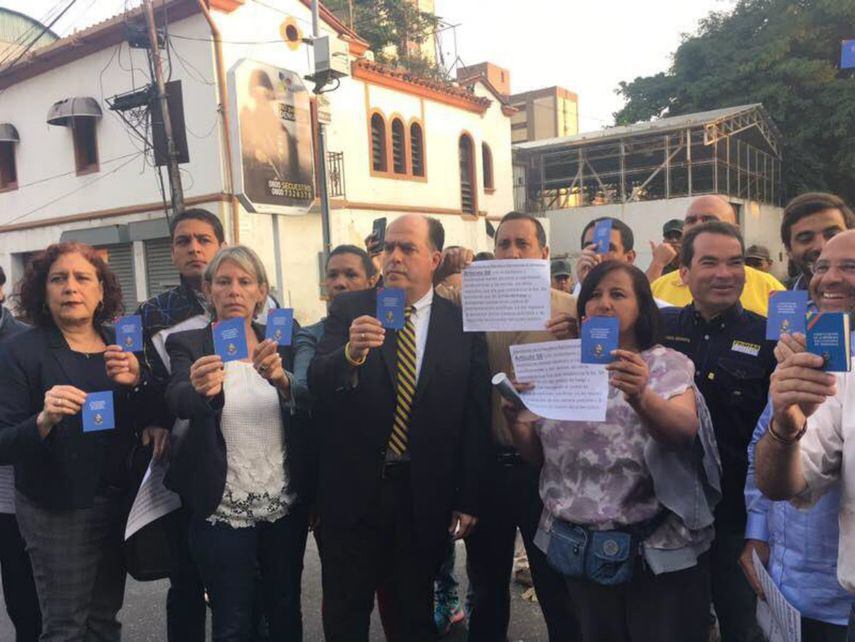 Diputados opositores en la Comandancia de la Guardia Nacional con la Constitución en mano exigiendo elecciones y el cese de la represión en protestas.