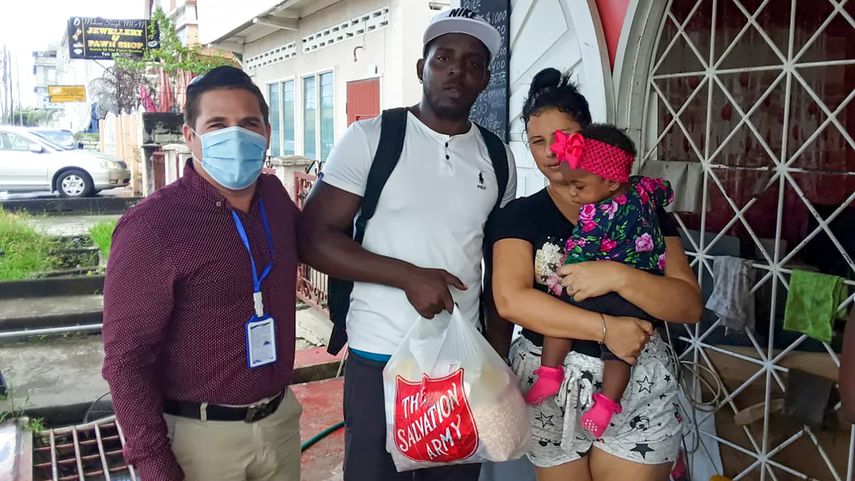 Luis Hern&aacute;ndez Martin (izq.), presidente de Comunidad Cubana en Guyana, junto a cubanos beneficiados por su organizaci&oacute;n.