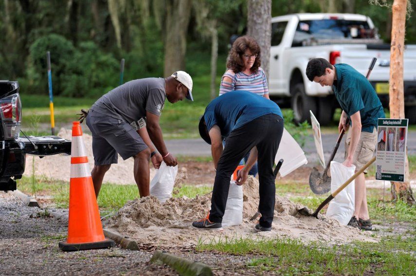 Los residentes llenan sacos de arena en el Edward Medard Conservation Park en preparación para una tormenta de fin de semana en Plant City, Florida.&nbsp;