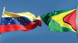 Banderas de Venezuela y Guyana.