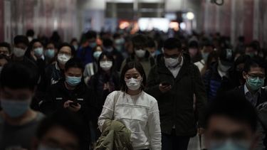 &nbsp; Personas con mascarillas caminan en una estaci&oacute;n del tren subterr&aacute;neo en Hong Kong, el viernes 7 de febrero de 2020.