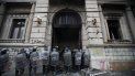 La policía antimotines forma un cordón mientras salen llamas de la sede del Congreso después de que manifestantes incendiaran una parte del edificio, el sábado 21 de noviembre de 2020, en Ciudad de Guatemala. La policía antimotines forma un cordón mientras salen llamas de la sede del Congreso después de que manifestantes incendiaran una parte del edificio, el sábado 21 de noviembre de 2020, en Ciudad de Guatemala.