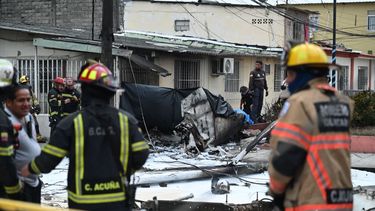 Una avioneta cayó en un parque de Guayaquil, muriendo dos personas que iban a bordo y resultando herido de gravedad el piloto