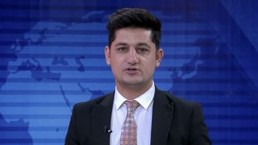 En esta captura de pantalla sin fecha publicada por Tolonews, se ve al periodista y expresentador de televisión Nemat Rawan durante una transmisión de noticias del canal ToloNews.&nbsp;