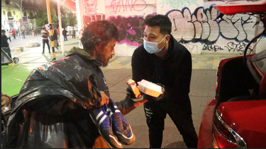 El artista colombiano Mauro Rosero entregó 500 servicios de arroz con pollo a personas en situación de calle de las zonas más vulnerables del centro de Bogotá.