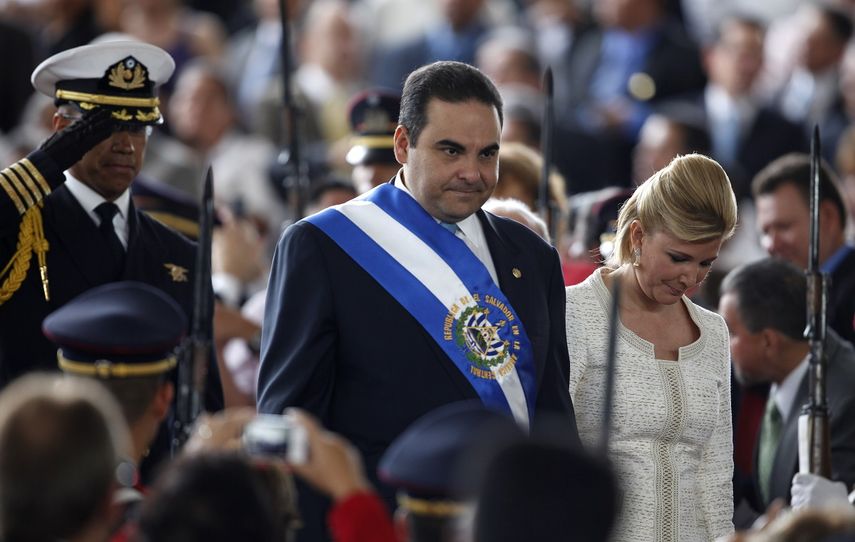 En esta foto del 1 de junio de 2009, en su &uacute;ltimo d&iacute;a como presidente de El Salvador, Tony Saca y su esposa, Ana Ligia de Saca, llegan a la ceremonia de juramentaci&oacute;n del nuevo mandatario, Mauricio Funes, en San Salvador, El Salvador.