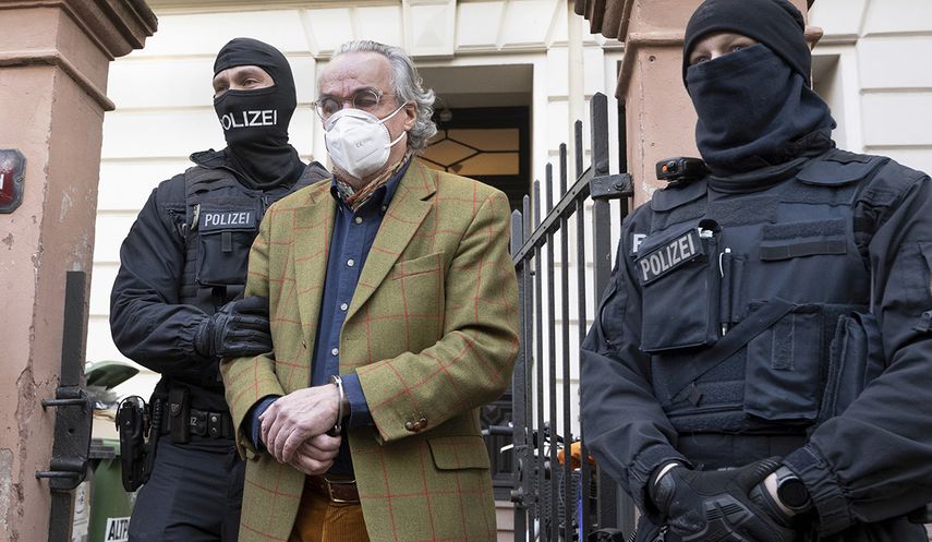 Policías enmascarados detienen a Heinrich XIII, en Fráncfort, Alemania.