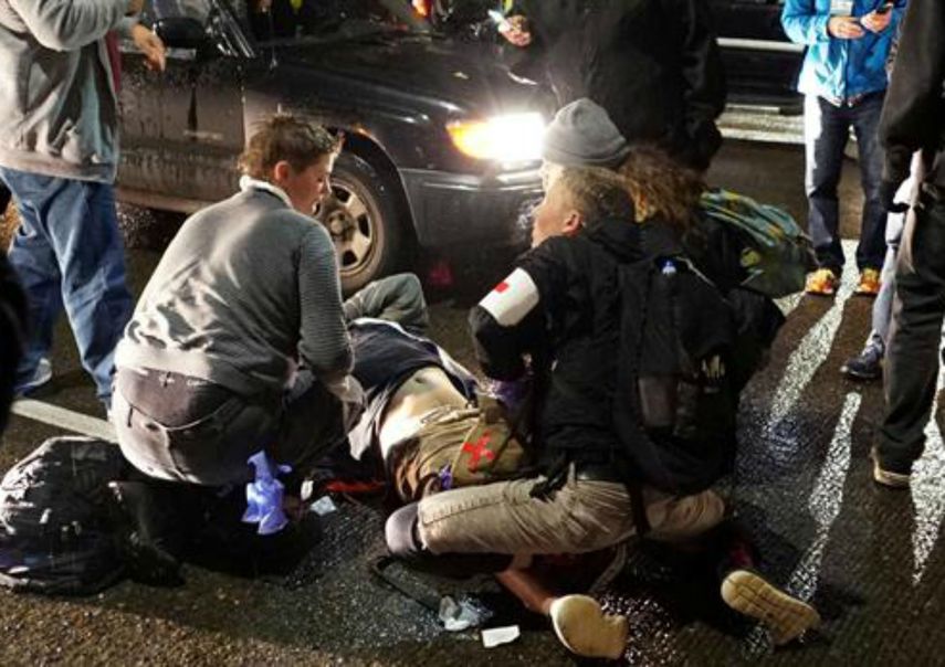 La víctima resultó herida levemente y fue trasladada a un hospital cercano, detalló la policía local