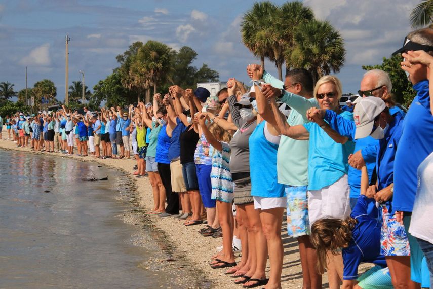 Fotografía cedida por el grupo de conservación del medio ambiente&nbsp;Hands&nbsp;Along&nbsp;the&nbsp;Water&nbsp;(Manos a lo largo del agua), donde aparecen varias personas que se unieron de las manos el pasado domingo, 12 de agosto de 2018, hasta formar una cadena humana en las islas Sanibel y Captiva, en el condado Lee, ubicado en el suroeste de Florida.