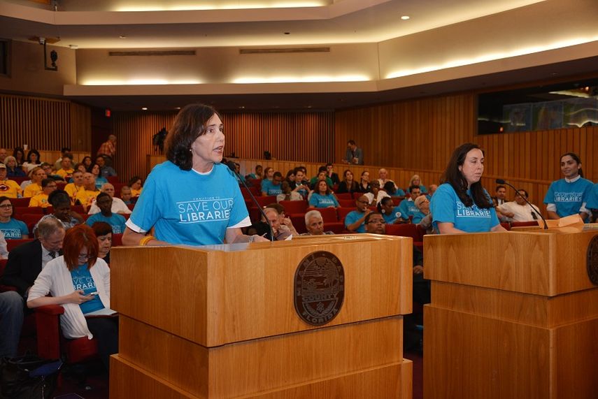 Empleados y defensores de las bibliotecas se hicieron presentes en la Comisión (Giselle Santalucci)