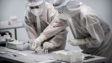 Los trabajadores de la salud preparan Pruebas Rápidas de Antígeno para COVID-19 que se realizarán a personas que asistirán a un concierto de música de prueba en Braga, en el norte de Portugal, el 30 de abril de 2021, cuando el país alcanzó la fase final de flexibilización de las restricciones nacionales.&nbsp;