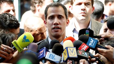 El presidente interino de Venezuela Juan Guaidó habla a los medios. 