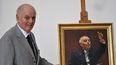 Daniel Barenboim, pianista y director de orquesta clásico nacido en Argentina, posa junto a su retrato realizado por el artista chino Du Wenjie durante la ceremonia de inauguración de su obra como ciudadano honorario de Berlín, el 11 de septiembre de 2023 en la Cámara de Representantes de Berlín.