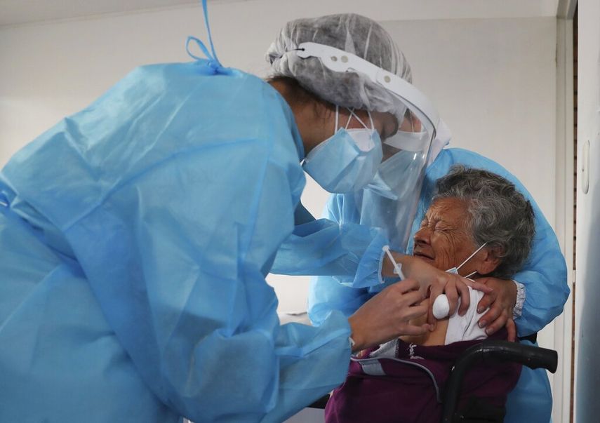 Una anciana recibe una dosis de la vacuna Sinovac Biotech CoronaVac de China para el COVID-19 en el Centro Especial para Mujeres José Joaquín Vargas en Sibate, Colombia, el miércoles 24 de febrero de 2021.