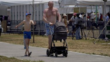 Un refugiado ucraniano camina con sus hijos en un campamento en Utopia Park, Ciudad de México, el lunes 2 de mayo de 2022.&nbsp;