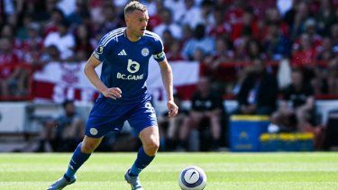 El delantero inglés Jamie Vardy, en ese entonces del Leicester City, controla el balón durante un partido de la Premier League, el 11 de mayo de 2025.