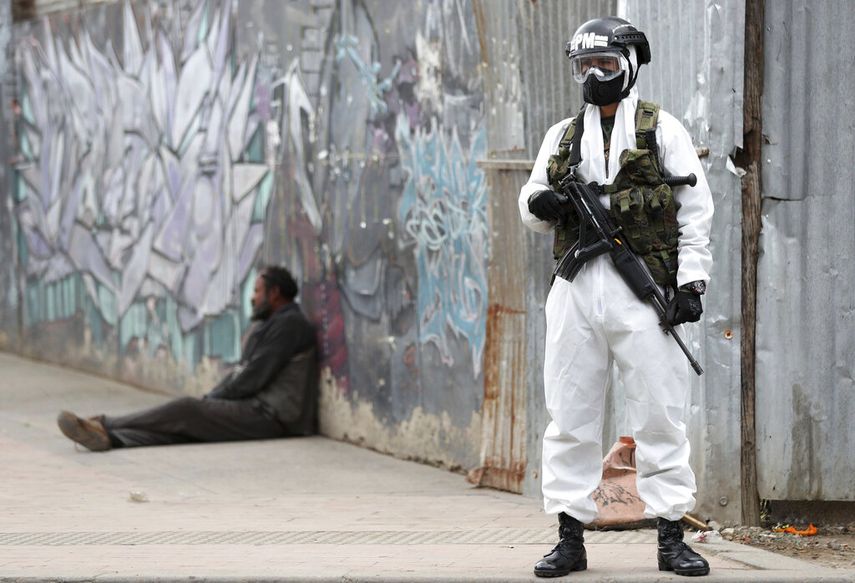 En esta imagen, tomada el 13 de julio de 2020, un soldado vestido con un equipo de protecci&oacute;n por la pandemia del coronavirus hace guardia en Ciudad Bol&iacute;var, una zona con un elevado n&uacute;mero de casos de COVID-19 en Bogot&aacute;, Colombia.&nbsp;