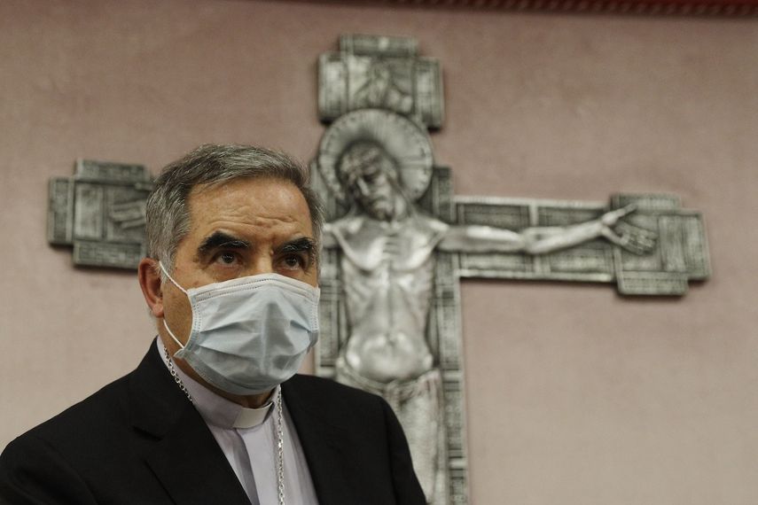 En esta foto de archivo del 25 de septiembre de 2020, el cardenal Angelo Becciu habla en conferencia de prensa en Roma.&nbsp;